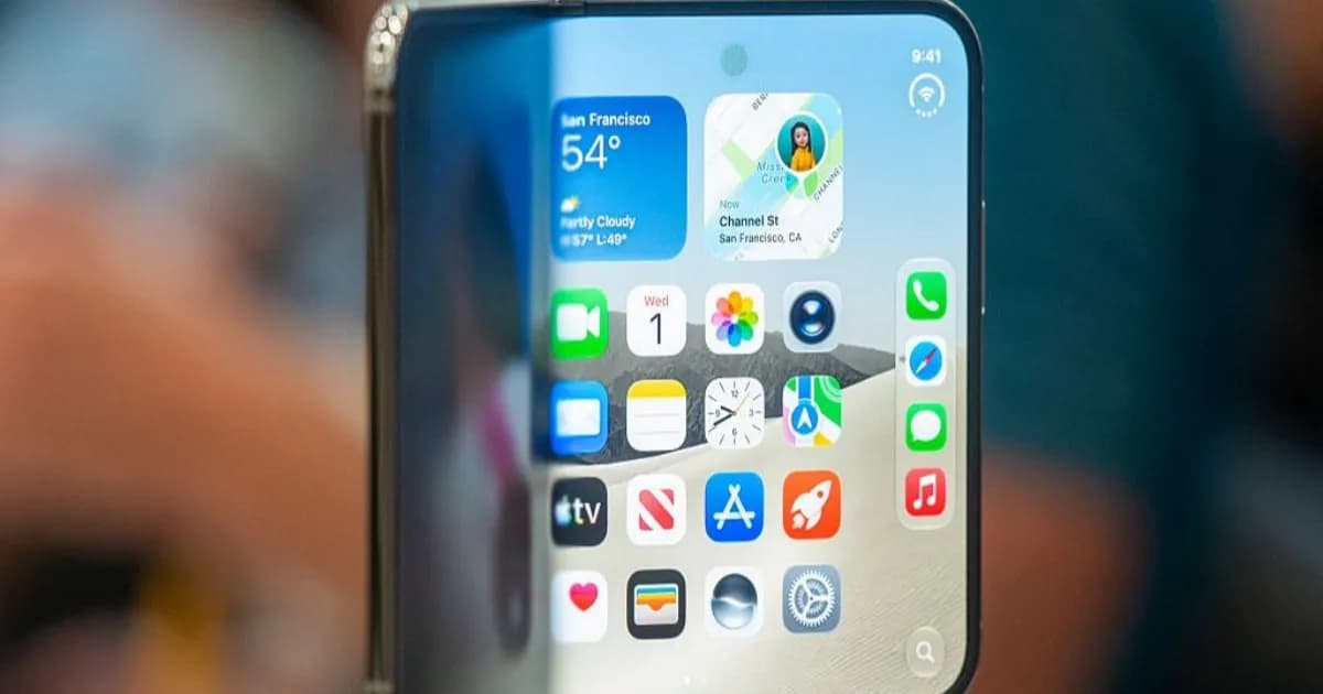 iPhone Duo yang sedang dibuka dalam posisi lipat