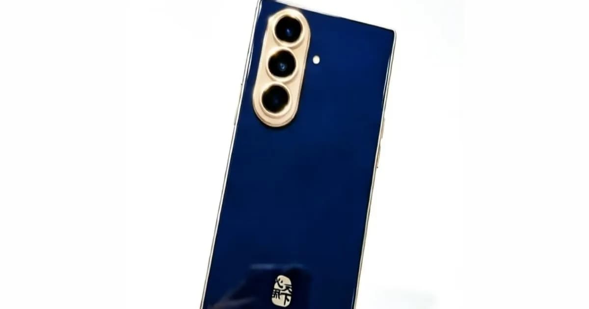 Foto bocoran Samsung W27 foldable mewah eksklusif China dengan warna biru gelap dan aksen emas
