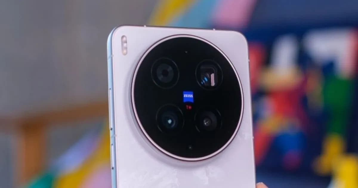 Ilustrasi vivo X500 Ultra dengan kamera utama 50MP Sony LYT910 dan lensa 35mm berdasarkan rumor Digital Chat Station