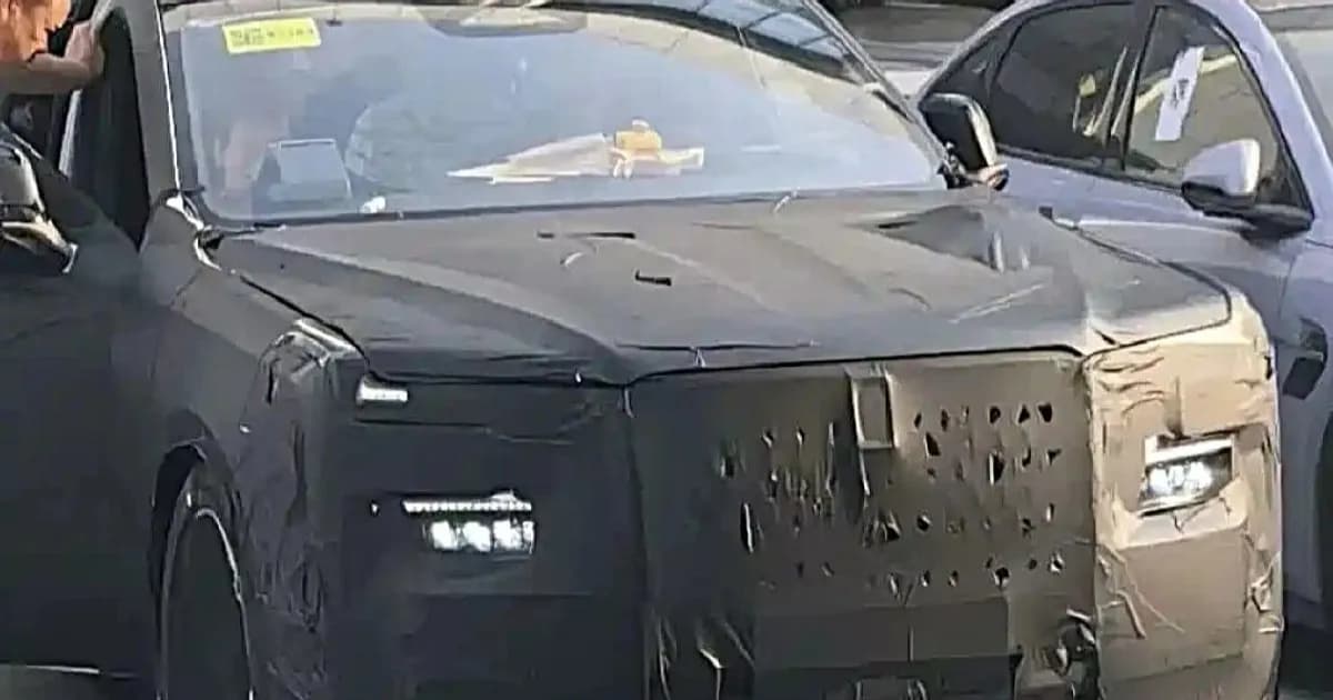 Prototipe sedan mewah BYD Yangwang HU dengan grille tegak dan LiDAR di atap saat pengujian