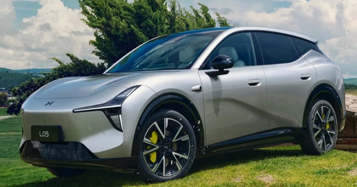 XPeng Mona L05 EREV saat uji jarak tempuh gabungan 1.194 km di jalan raya