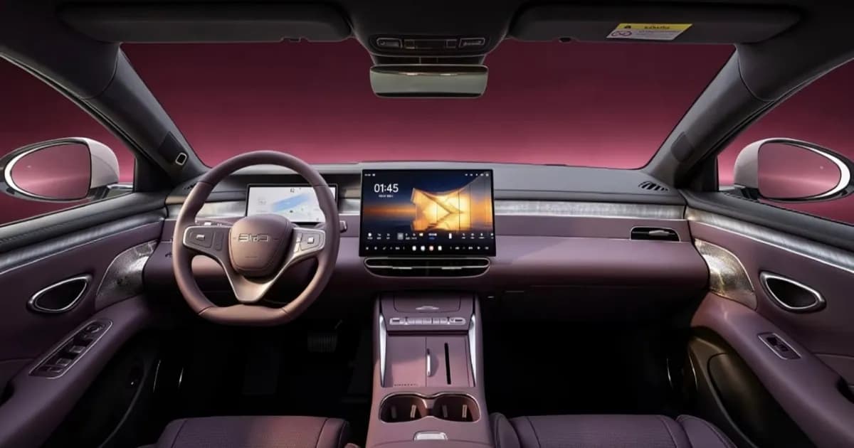 Kokpit BYD Seal 07 generasi kedua bertema Ocean Rhythm dengan setir flat-bottom dan layar sentuh mengambang