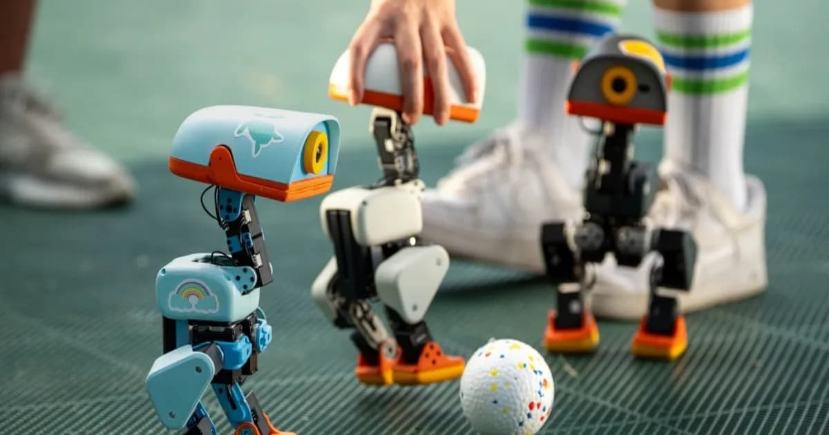 Robot Microduck Hugging Face berwarna kuning sedang berjalan di atas panggung GTC Berlin