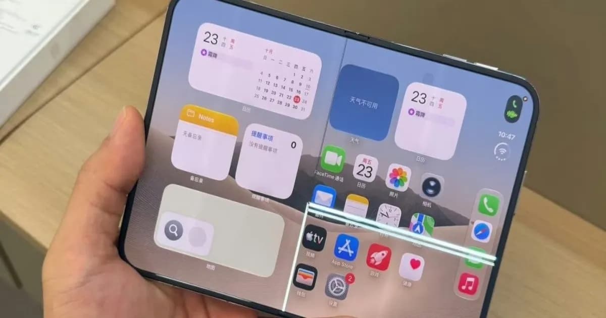 Layar iPhone Duo retak dan bergaris di area engsel pada unit awal