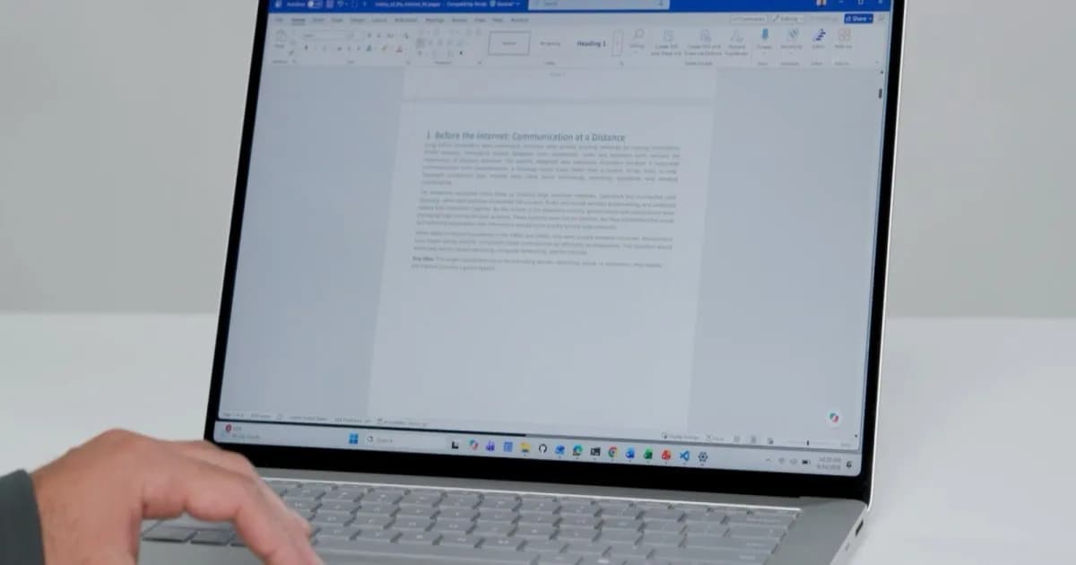 Ilustrasi pengguna laptop Windows menggunakan fitur touchpad untuk scrolling dokumen panjang