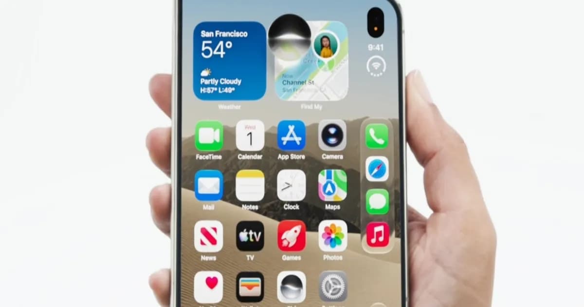 Tampilan iPhone Duo dengan halaman web Safari di layar luar yang terasa sempit