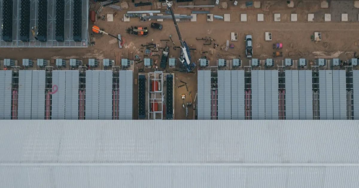 Gubernur Texas Greg Abbott berpidato di podium terkait penangguhan izin data center
