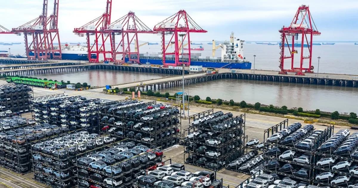 Deretan mobil listrik China bekas di pelabuhan siap dikirim ke Eropa dan Kanada dengan harga 40% lebih murah