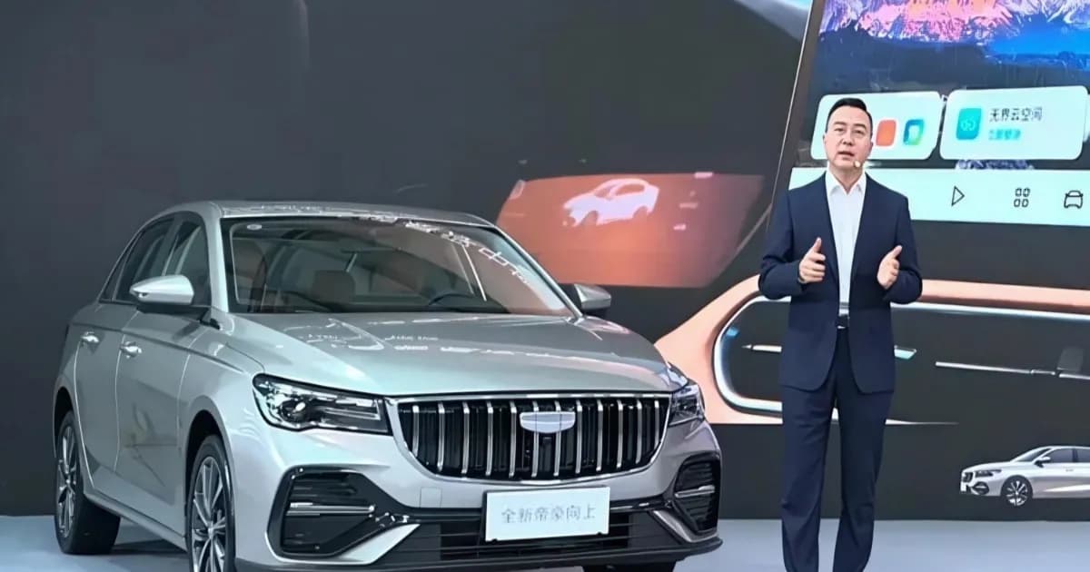 Geely Emgrand 2027 dengan gril vertikal baru dan lampu belakang full-width di jalan raya