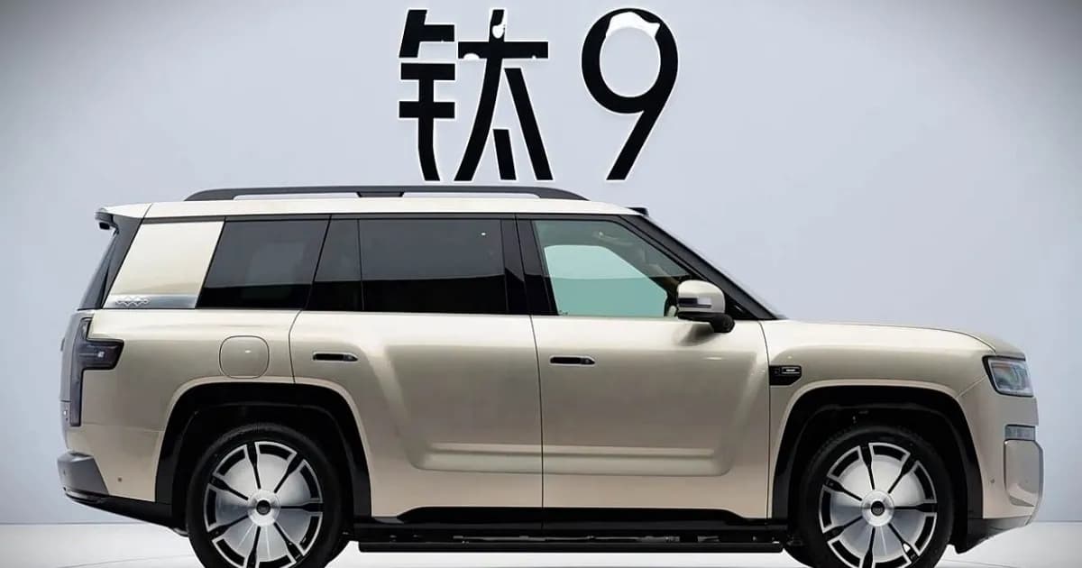 Tampilan samping BYD Fang Cheng Bao Ti 9 SUV plug-in hybrid full-size warna Flowing Light Gold