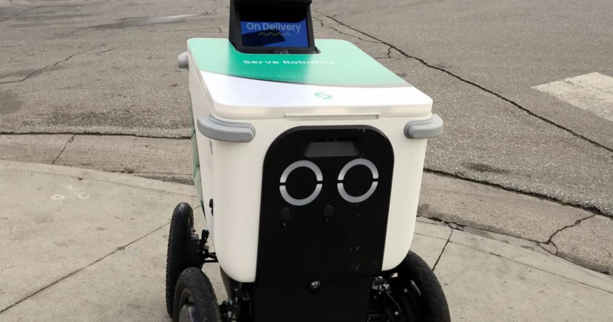 Robot kurir Serve Robotics melintas di trotoar kota dengan kamera dan sensor navigasi.