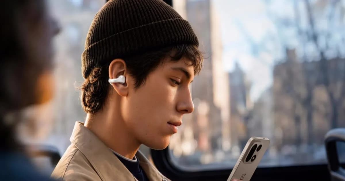 OnePlus Buds Clip earbuds open-ear dengan lengkungan nickel-titanium yang melingkari telinga