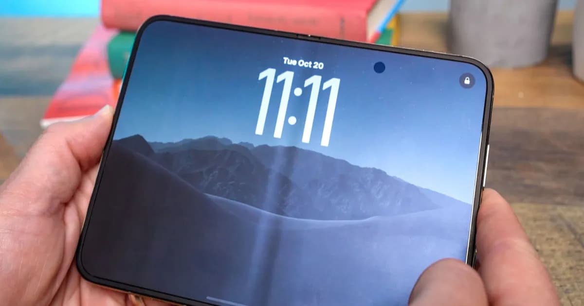 Ilustrasi iPhone Duo foldable Apple dengan layar dalam retak di area engsel lipatan