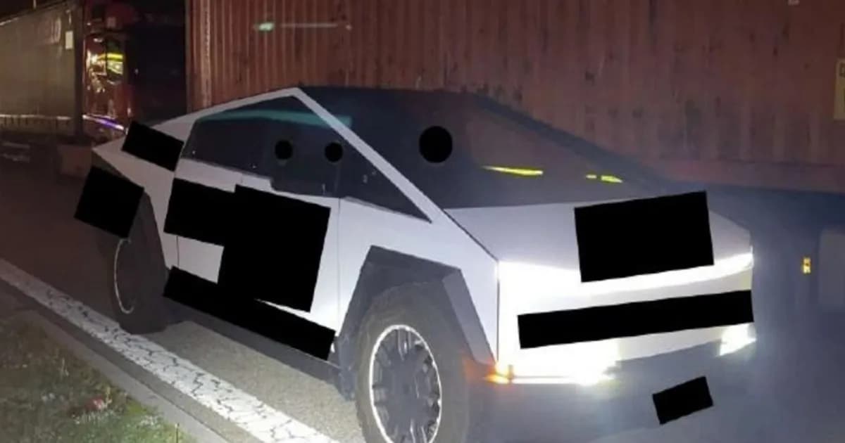 Tesla Cybertruck dihentikan polisi Jerman di jalan raya A99 dekat Vaterstetten dengan bagian kendaraan disensor bilah hitam