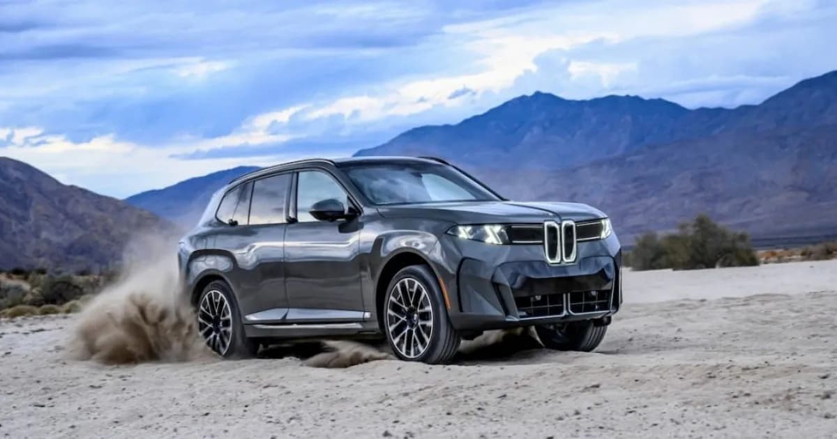 BMW iX5 baru berwarna gelap dengan Double-X headlights diparkir bersebelahan dengan BMW X5 G05 lama