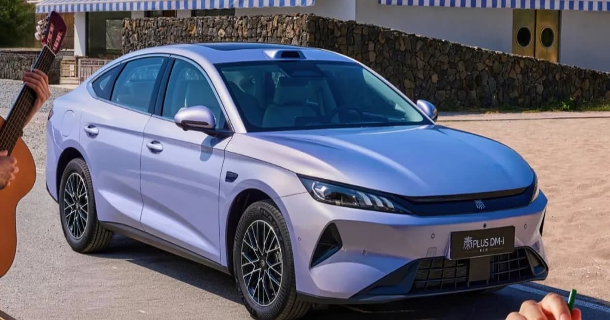 Sedan plug-in hybrid BYD Qin Plus DM-i generasi ketiga tampil dengan lampu depan tajam dan sensor LiDAR di atap