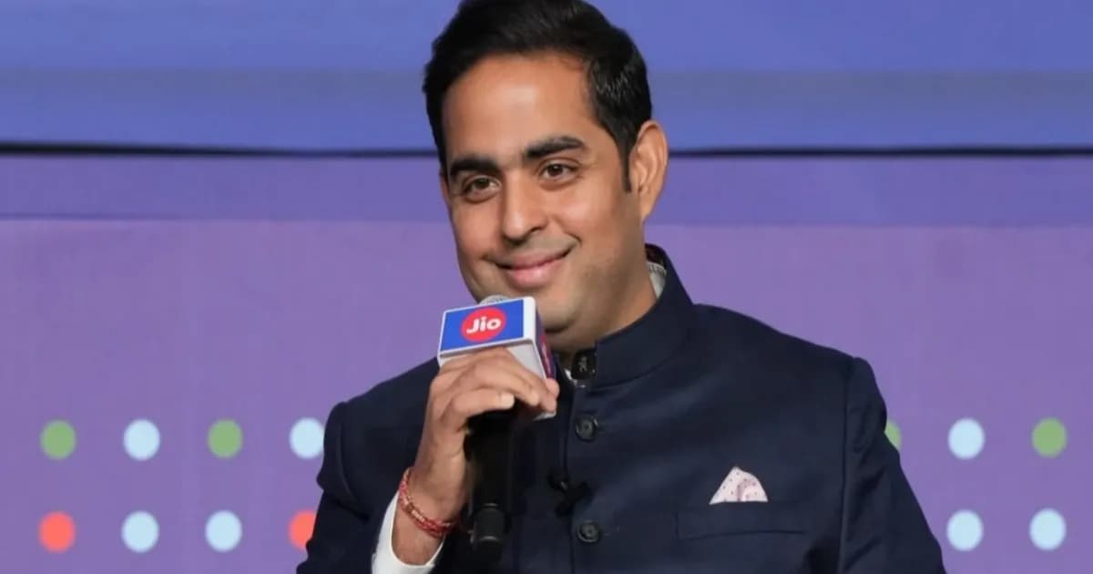 Akash Ambani di upacara pencatatan saham Jio Platforms di bursa India