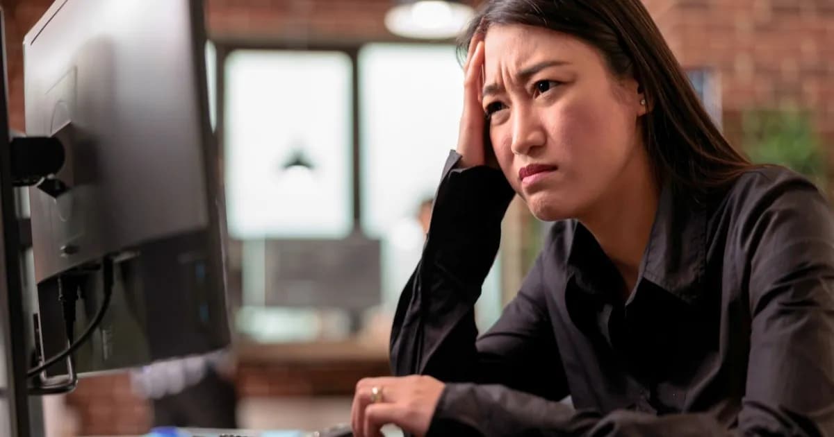 Ilustrasi karyawan menghadapi AI productivity drag di tempat kerja