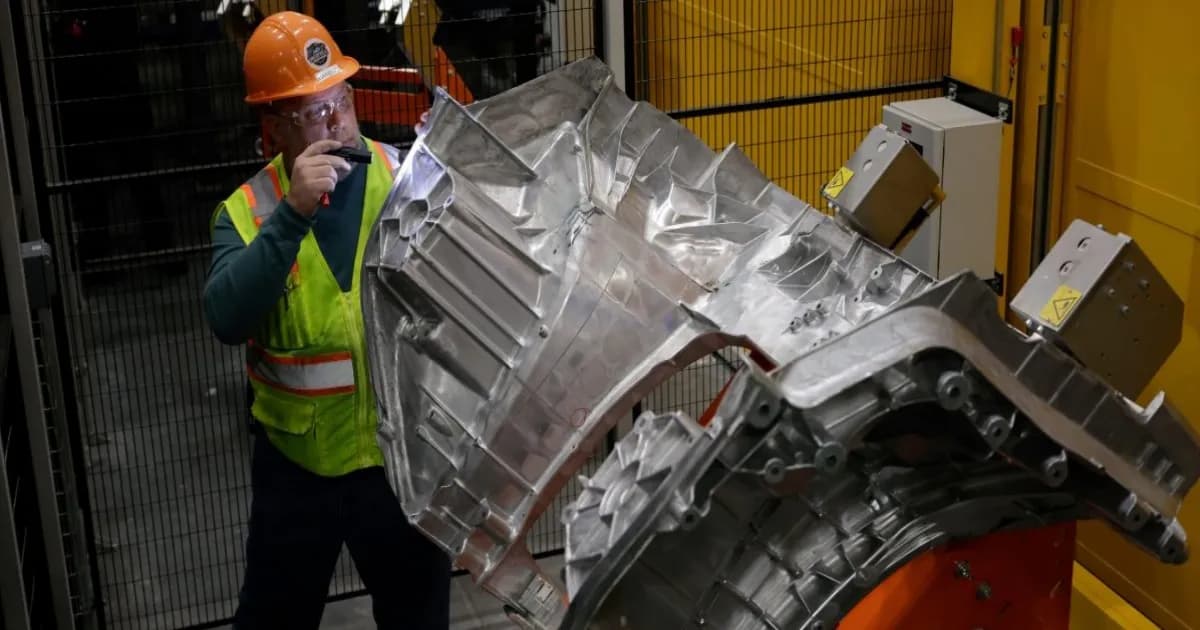 Pekerja Ford memeriksa unicasting aluminium untuk pikap listrik Ford Fathom