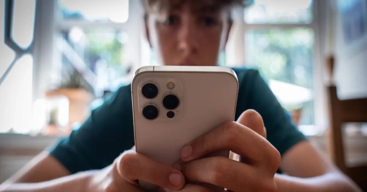 Ilustrasi anak memegang iPhone dengan tampilan aplikasi media sosial