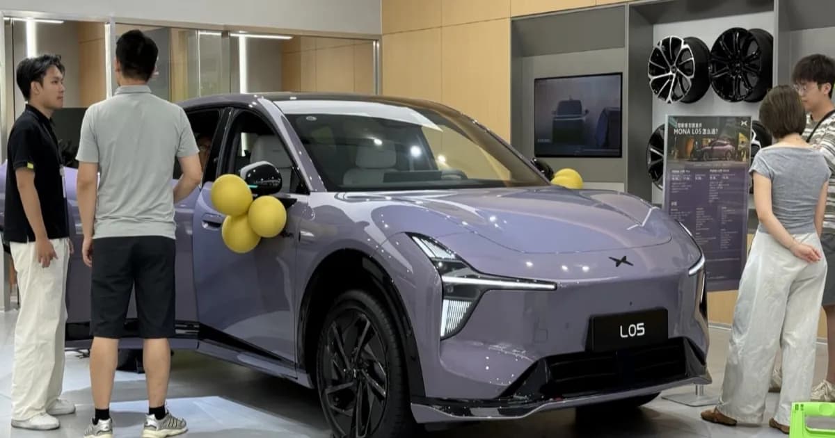 Xpeng Mona L05 crossover mid-size saat peluncuran resmi di China