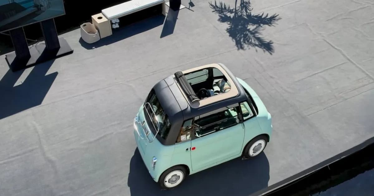 Fiat Topolino 2027 versi Open Air berwarna cerah tampil di jalan kawasan perumahan