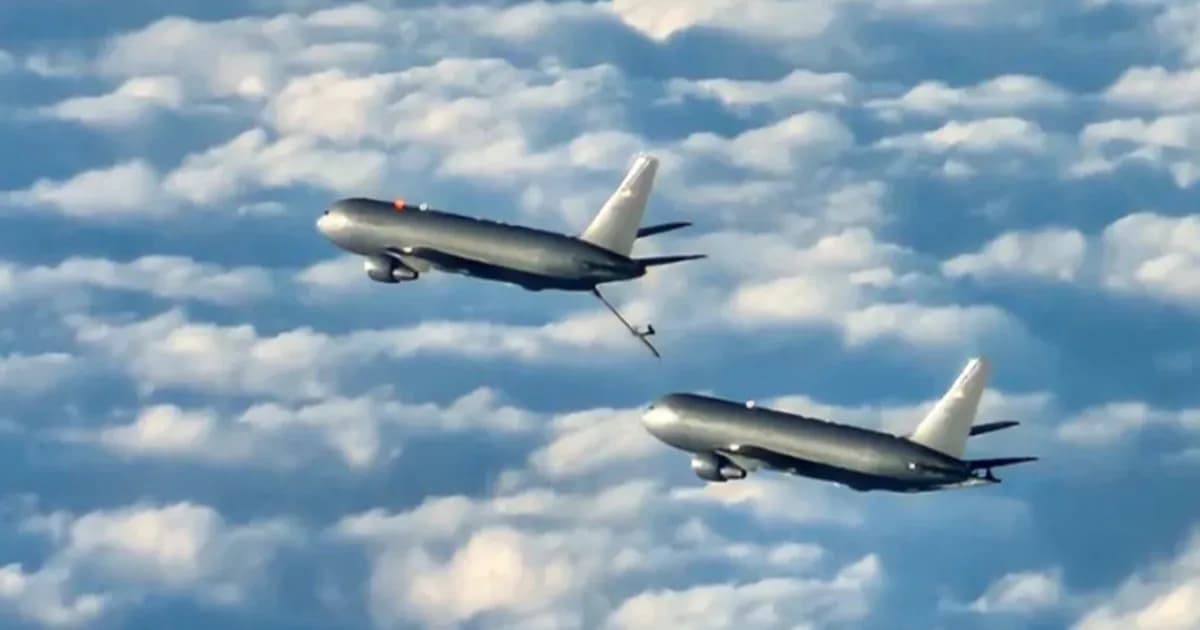 Pesawat tanker KC-46A Pegasus US Air Force saat operasi pengisian bahan bakar udara