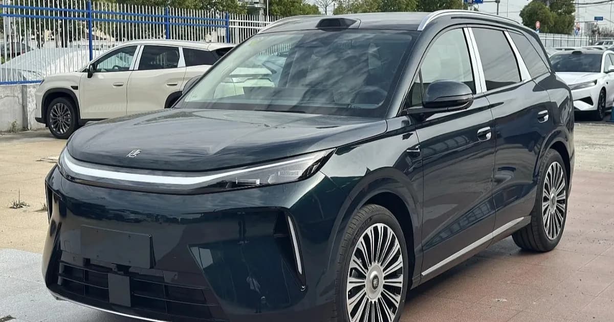 BYD Tang EV generasi ketiga berwarna gelap dengan fascia tertutup dan LiDAR atap di area diler China