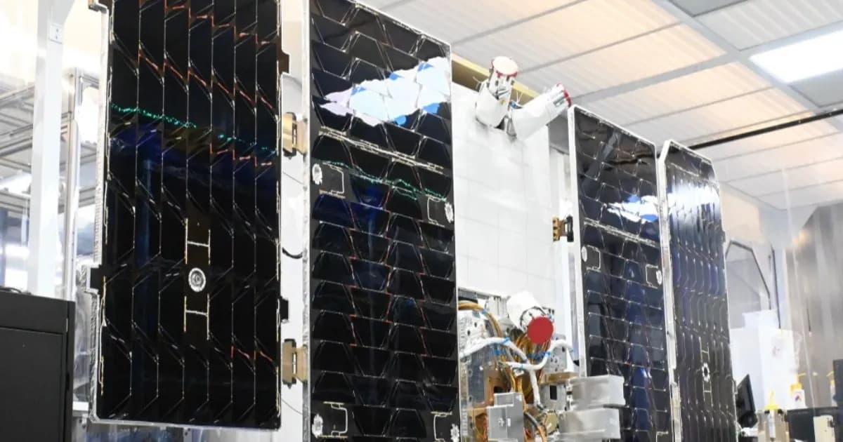 Ilustrasi satelit Suncatcher Google dengan empat TPU mengorbit di luar angkasa