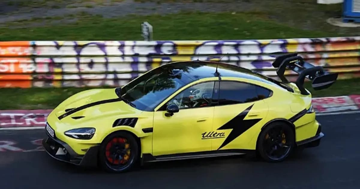 Prototipe Xiaomi SU7 Ultra tanpa kamuflase dengan sayap belakang swan-neck di sirkuit Nürburgring Nordschleife
