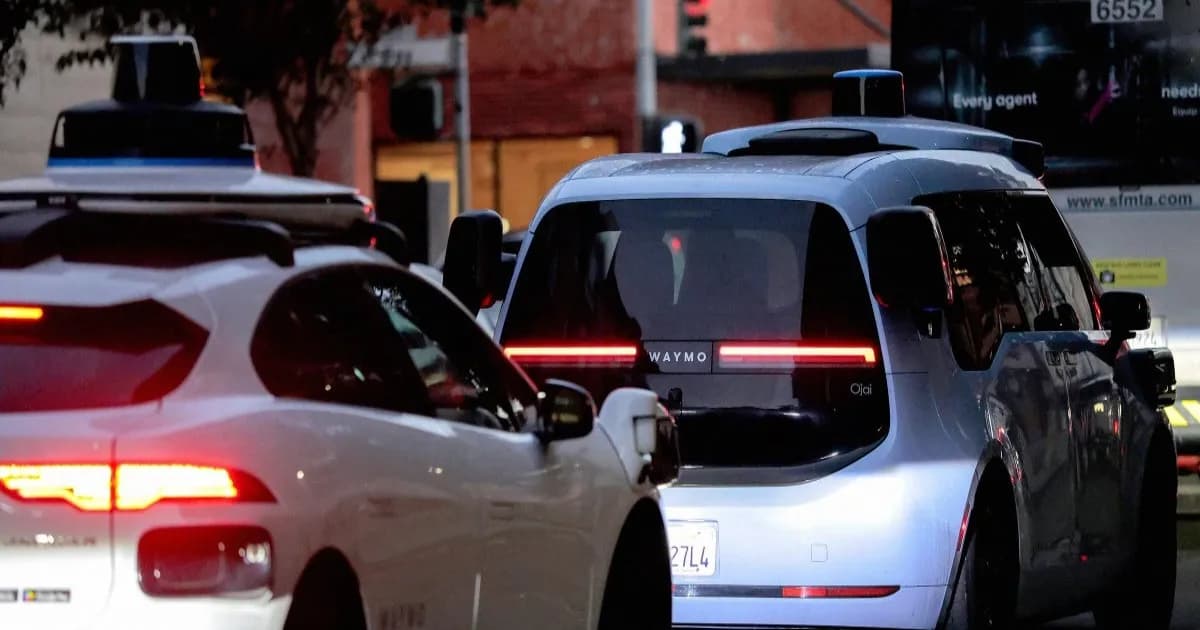 Kendaraan otonom Waymo melintas di jalanan kota dengan latar belakang gedung dan taksi konvensional