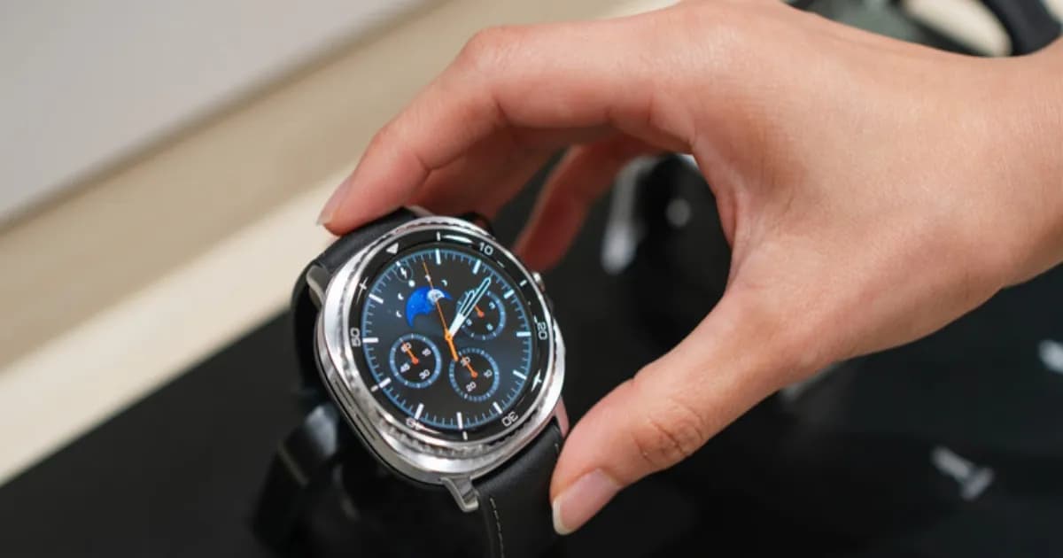 Samsung Galaxy Watch 8 Classic dengan bezel putar fisik ditampilkan di atas meja display.