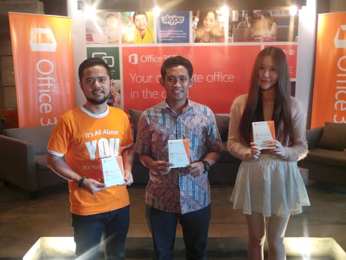 Office 365 Secara Resmi Diluncurkan - (ki-ka) Rully Moulany (Business Group Head, Divisi Microsoft Office, Microsoft Indonesia), Arif Rahman (Penulis dan Travel Blogger), Jessica Yamada (Fashion & Beauty Blogger)