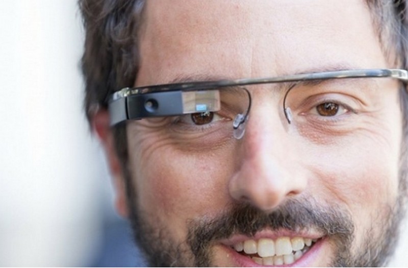 Pendiri Google, Sergey Brin menggunakan Google Glass