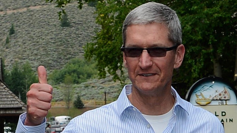 CEO Apple Tim Cook jempol