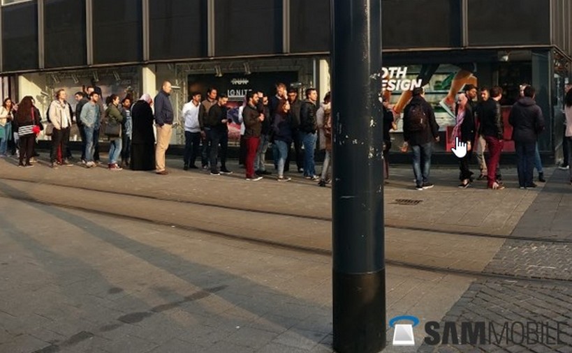 Antrean pembeli Galaxy S6 di Belanda