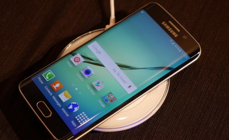 Samsung Galaxy S6 Edge wireless charging pad