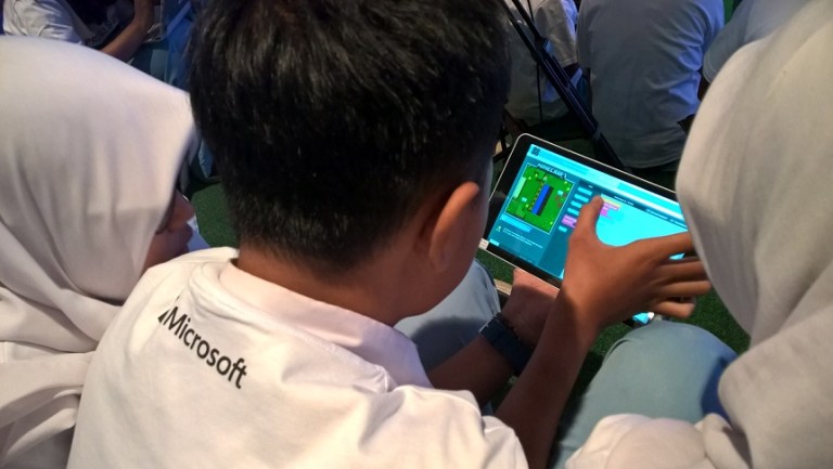 Bermain Sambil Belajar Coding di Hour of CodeTM