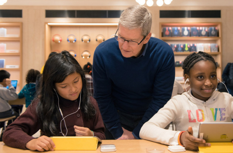 Tim Cook Ejek Chromebook Cuma Alat Ujian di Sekolah