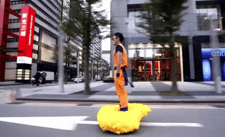 Pria Ini Sulap Hoverboard Jadi Awan Terbang Dragon Ball