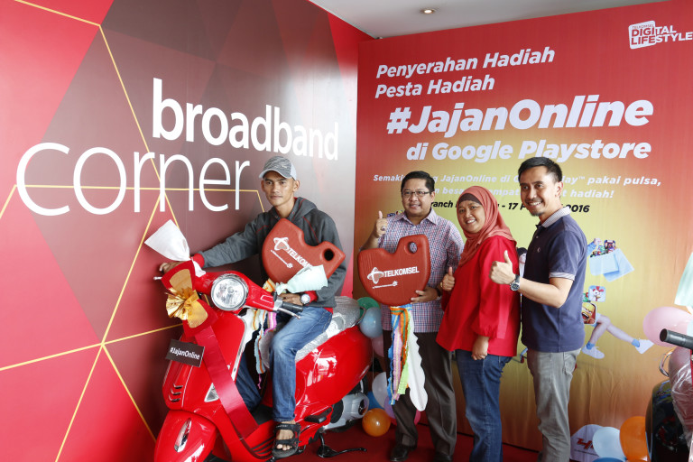 Pelanggan Telkomsel Asal Bekasi Bawa Pulang Motor Vespa Primavera
