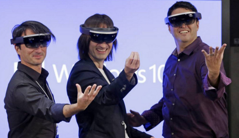 Microsoft Patok Harga HoloLens 3.000 Dolar