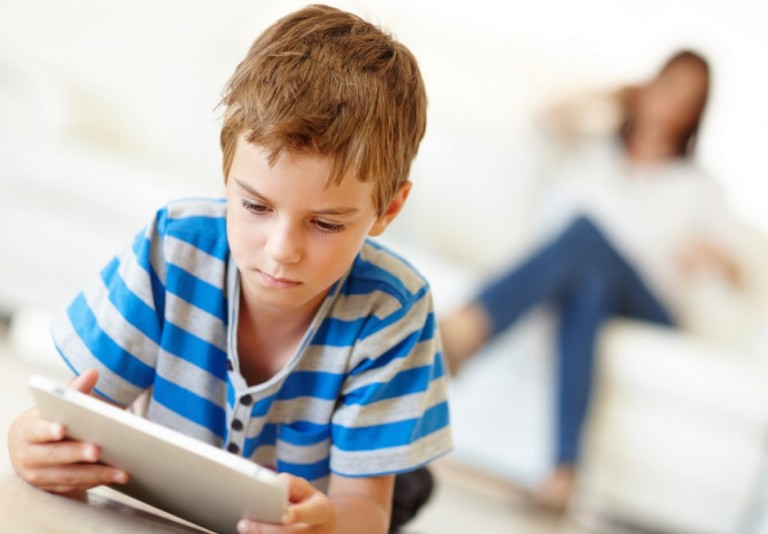 Cara Bijak Awasi Anak Gunakan Gadget