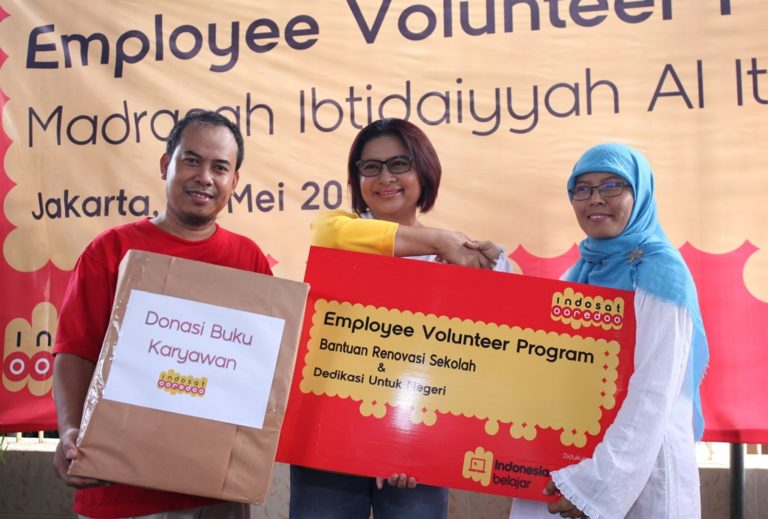 Karyawan Indosat Ooredoo Terjun Mengajar dan Renovasi Gedung Sekolah