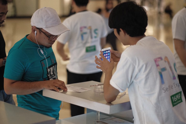 Hari Pertama Penjualan OPPO F1s Terjual 10.000 Unit