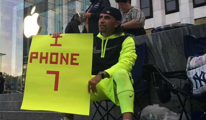 Fans Apple Berkemah 23 Hari Demi iPhone 7