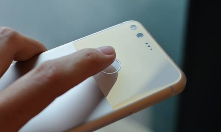 Fingerprint iPhone 7 Diadu Google Pixel, Cepat Mana?