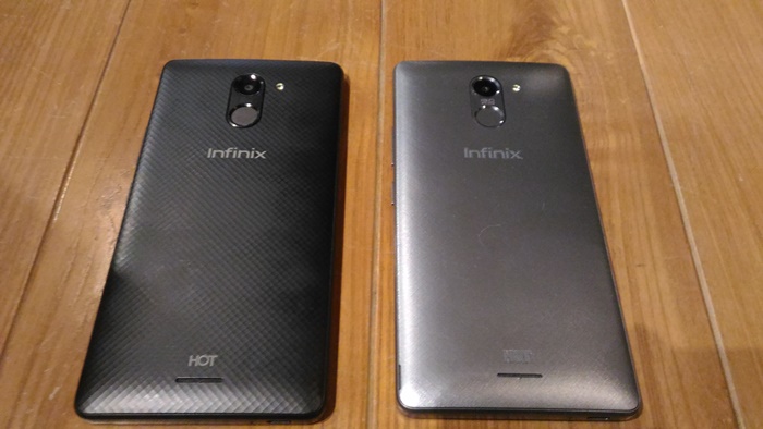 Infinix Hot 4 (Kiri) dan Infinix Hot 4 Pro (Kanan) yang memiliki desain cover belakang yang berbeda. (Faisal/telset.id)
