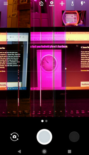 Garis-garis vertikal berwarna ungu dan pink di kamera Google Pixel