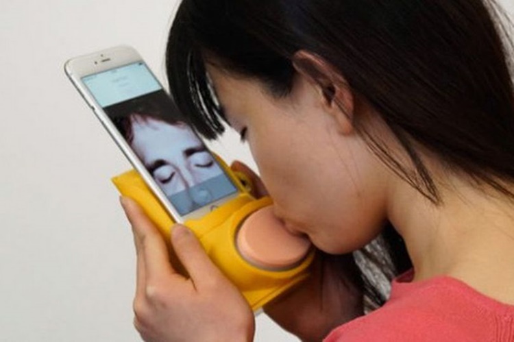 Lewat Kissenger, Ciuman Kini Bisa Lewat Smartphone
